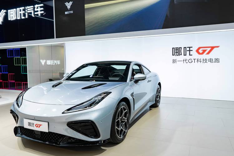 东莞82哪吒汽车在智能汽车领域的表现，领途汽车在新能源汽车市场中的影响力